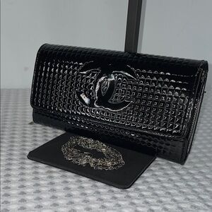 BLACK PATENT TRIFOLD LONG WALLET W/CROSSBODY CHAIN FTL-01-148